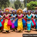 Home 21 르완다의 주요 민속 춤 대회 일정 - A vibrant scene from the Njamwe festival in Kigali, showcasing a large group of dancers in colorful ...
